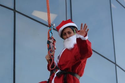 Kerstmannen bestelen Canadese supermarkt, Robin Hood-groep eist verantwoordelijkheid op