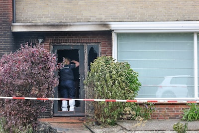 Mannen in bruidsjurken redden vrouw na explosie uit brandende woning in Eindhoven: ‘Ze riepen dat ik uit het raam moest springen’