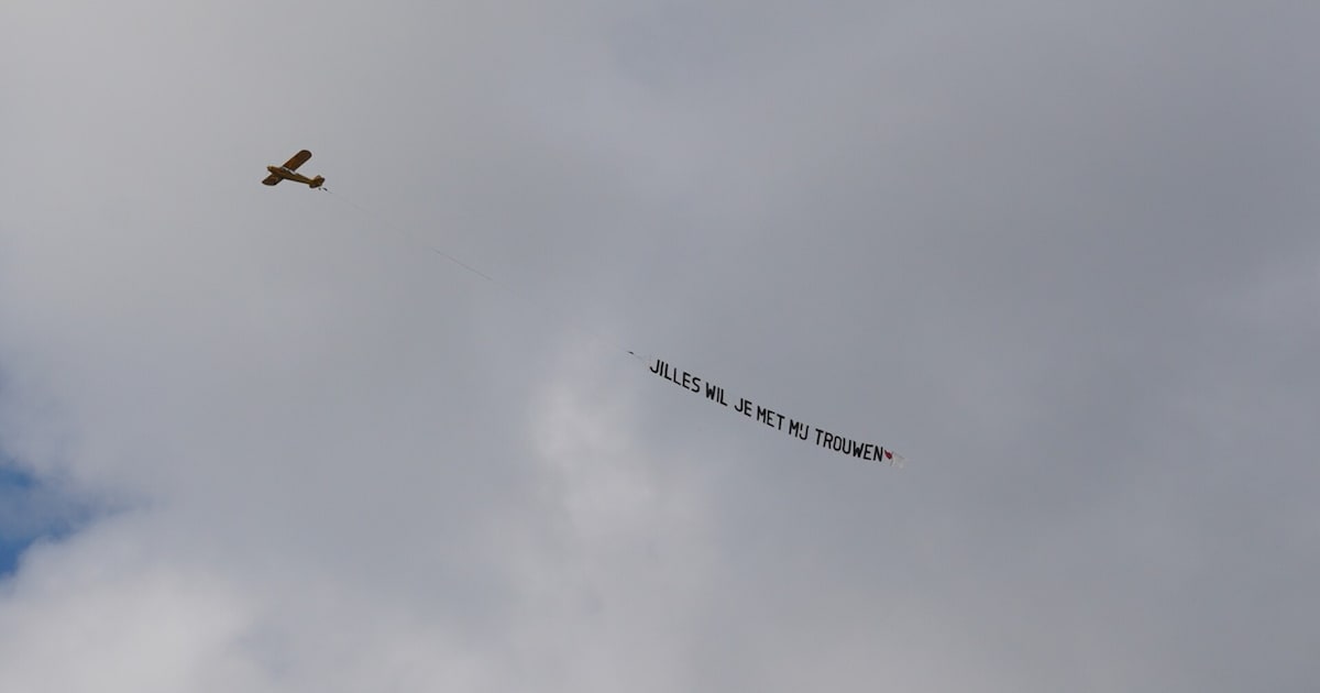 Bijzonder aanzoek vanuit de lucht: ‘Jilles wil je met mij trouwen?’