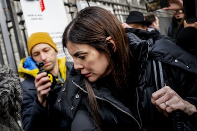 Uitbaatster Zwitserse bar speelde sleutelrol in ‘champagneshow’ en zou start van brand zelf gefilmd hebben