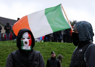 Oude spanningen tussen protestanten en katholieken in Noord-Ierland laaien op door omstreden Oranjemars