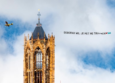 Nooit meer ‘Deborah wil je met me trouwen’? Utrecht wil verbod reclamevliegtuigen om milieu