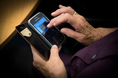 Wim is opgelicht door ‘ene Bas’ die zou helpen met de energierekening, maar aangifte doen kan hij ni