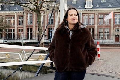 ‘Mama, wat zie je er mooi uit, ga je werken?’ vraagt Nina (5), vlak voordat Aletha weer voor ESPN-camera kruipt