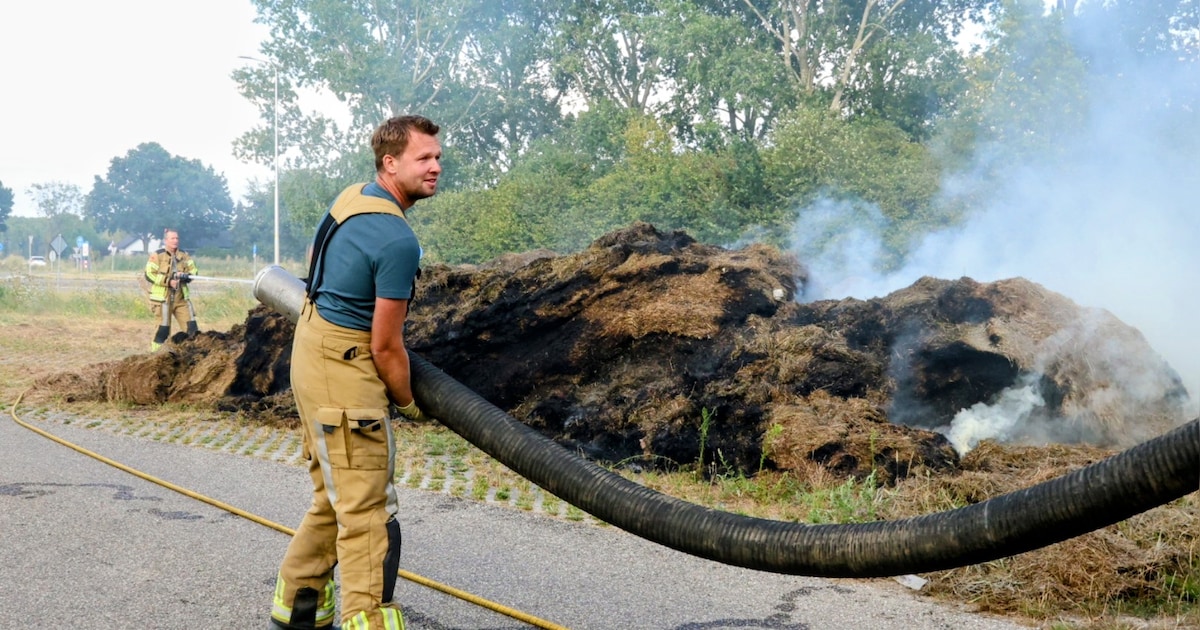 Stapel hooi vliegt in brand aan het Zwarte Paard in Maurik