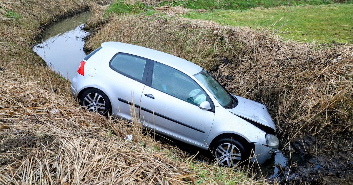 Politie vindt auto in de sloot in Beesd, bestuurder spoorloos | West Betuwe