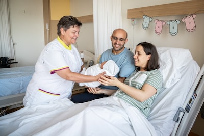 Pasgeboren baby’s en hun moeders worden deze zomer in veertien nieuwe kraamhotels verzorgd