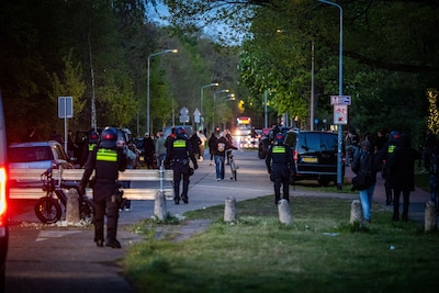 Man (30) die fakkel gooide bij protesten in Loosdrecht veroordeeld tot 30 dagen cel en 100 uur taakstraf