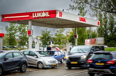 Klanten blijven Russische Lukoil trouw: ‘Toch weer 1 cent goedkoper’