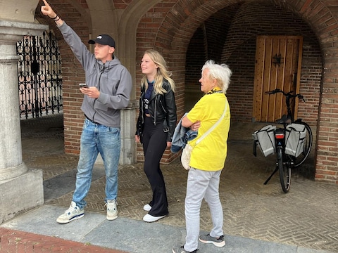 Stijn de Wit (l) bij de rechtbank. Hij stond met precies vijf fans te wachten op de uitspraak. Daarna barste het feest los. 