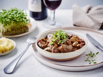 Stoofpotje met jachtsaus en champignonsoep in buurthuis De Poort