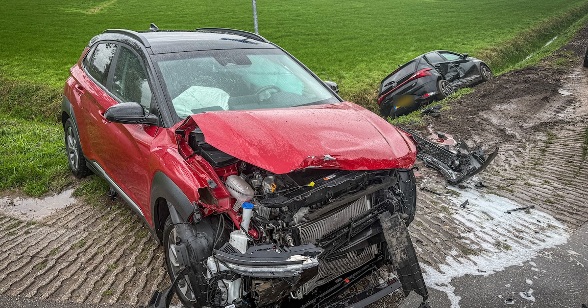 Auto belandt in greppel na harde botsing op kruising.