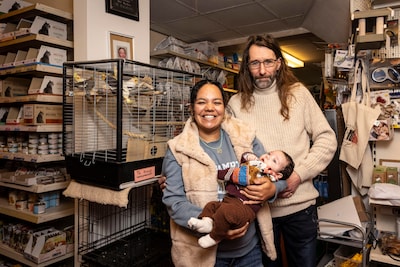 Winkelier Dennis, bekend van tv-serie Schuldig, is verliefd: ‘Ze kwam voor parkieten en ging weg met mijn 06’