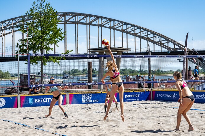 Beachvolleybal in Nijmegen, bij de mannen gaat het er een stuk gekleder ...