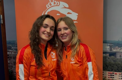 Korfbalzussen Roos en Jet Steenbergen van Oost-Arnhem in jeugdselecties Oranje