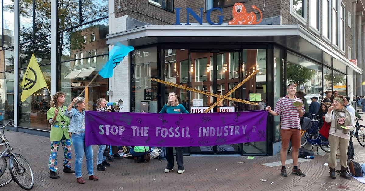 Politie beëindigt actie van klimaatactivisten in ING kantoren in ...