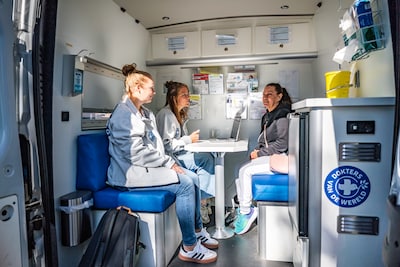 Tweede Kamer stemt in met reparatiewet strafbaarheid illegaliteit, mensen die hulp bieden worden niet vervolgd