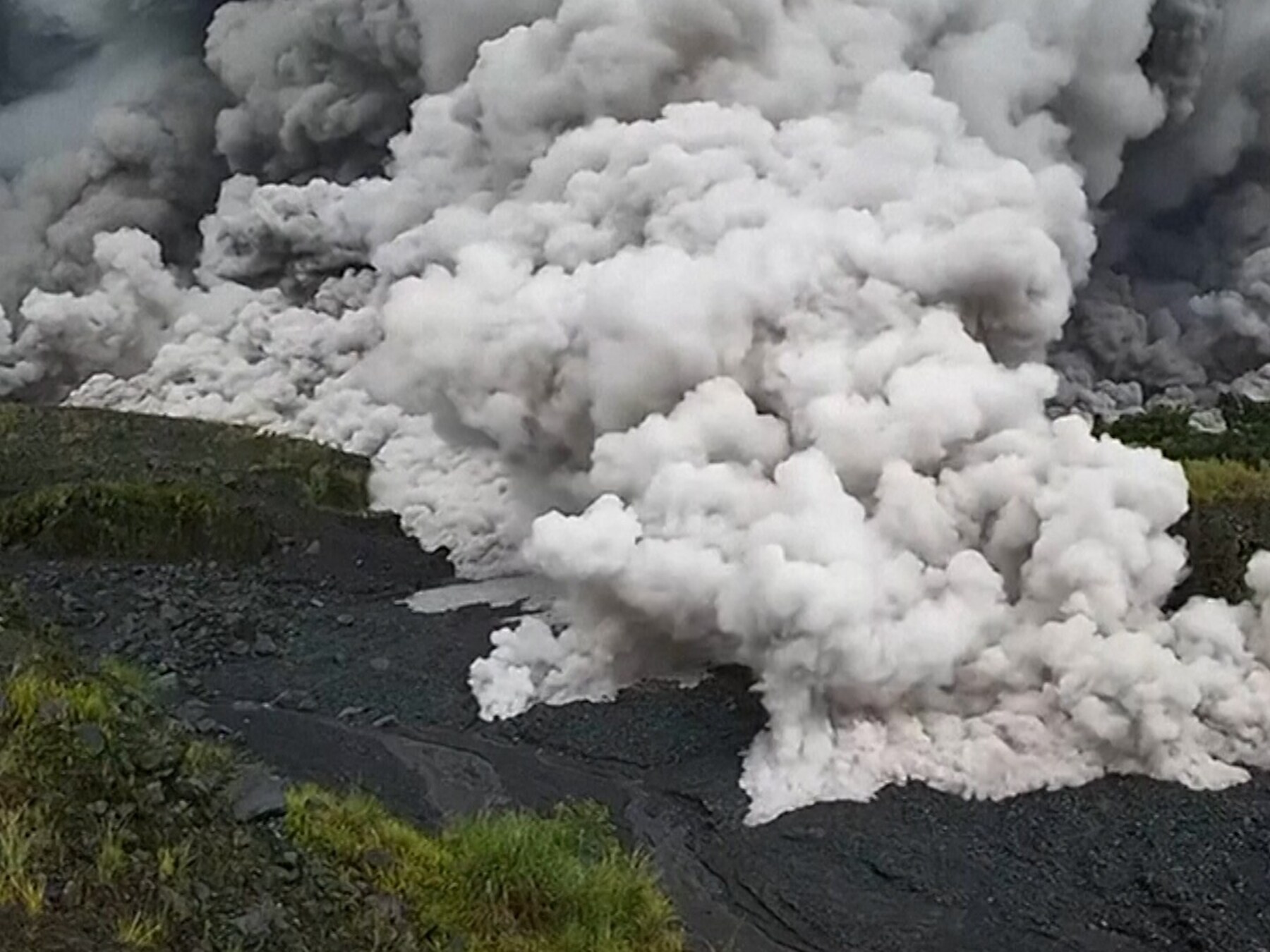 Rookwolken stijgen op als vulkaan in Indonesië uitbarst