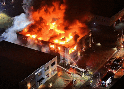 Grote uitslaande brand in bedrijfspand in Beneden-Leeuwen: 'Sluit ramen en deuren'