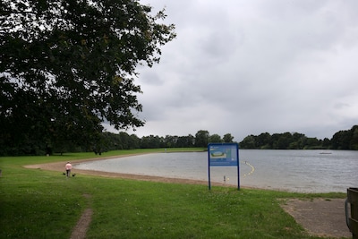 Vrienden van de Nevelhorst wandelen rond recreatieplas
