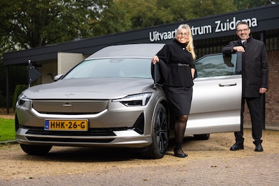 Elektrische rouwauto in trek: ‘Als familie achter de auto loopt, krijgen ze geen uitlaatgassen binnen’