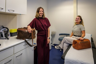 Deze twee dertigers starten een nieuwe huisartsenpraktijk: ‘Geschrokken van wat we aantroffen’