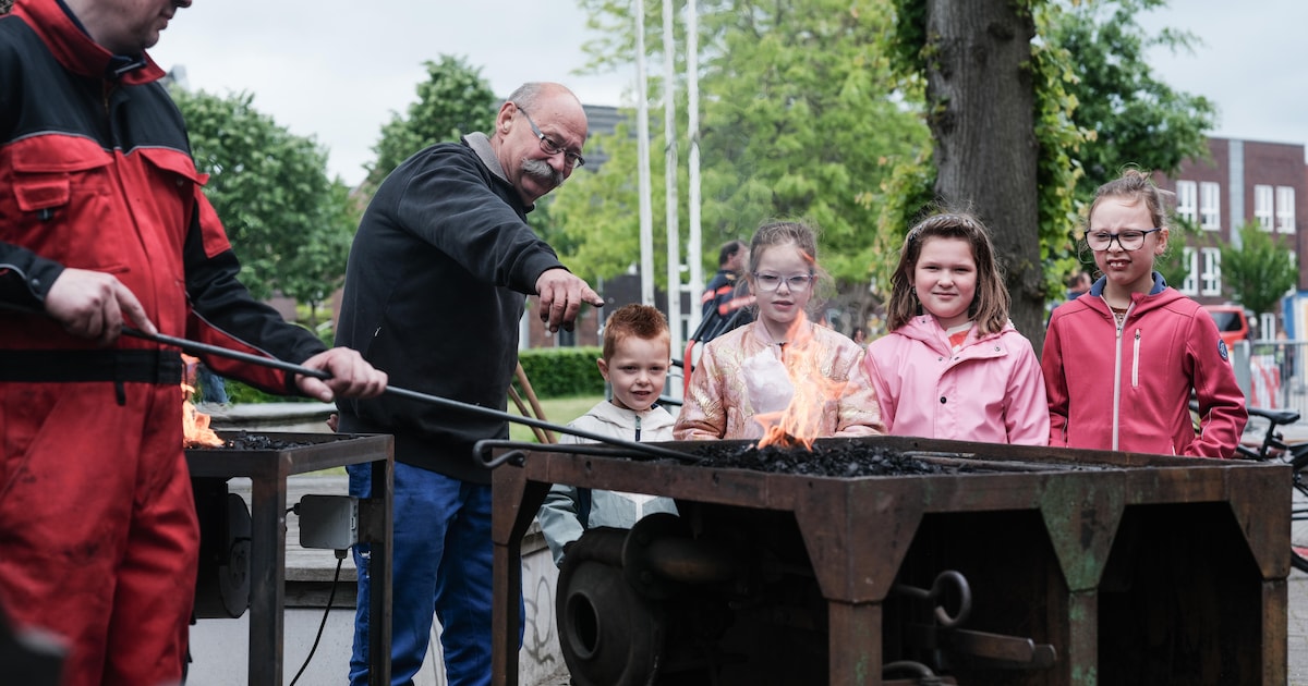 ‘Wat is een smid?’ Kinderen kijken hun ogen uit bij vuur en gloeiend ijzer op DRU-terrein in Ulft