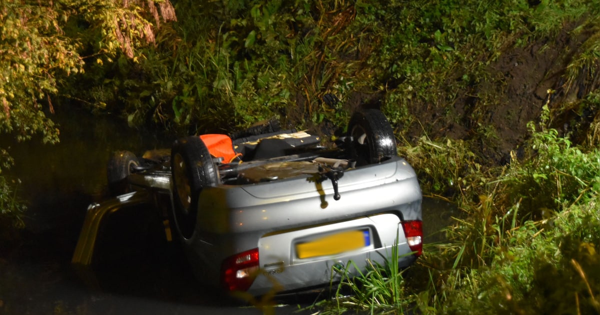 Vier gewonden bij ongeval in Waardenburg, auto ondersteboven in sloot.