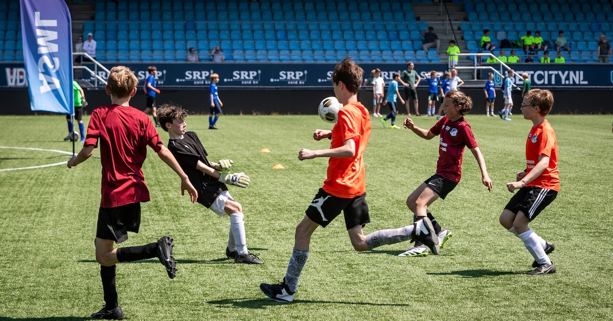 spelen-in-een-echt-stadion-supervet-asml-voetbaltoernooi-afgesloten