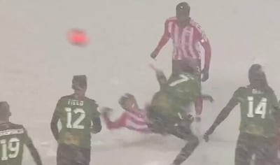 KIJK | Voetballer scoort met prachtige omhaal tijdens sneeuwstorm