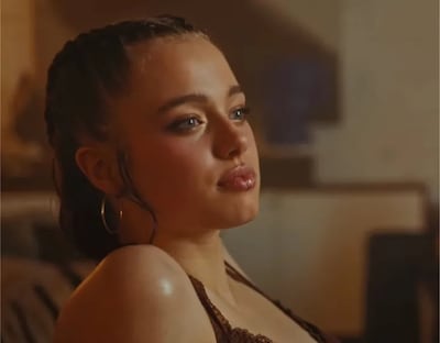 ‘We hadden geen idee wie ze was’: danseres in videoclip blijkt dochter van Angelina Jolie en Brad Pitt