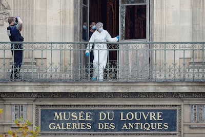 Nieuwe details over Louvre-roof: agenten rijden langs, bewaker bevriest en dieven vluchten met juwelen van 88 miljoen