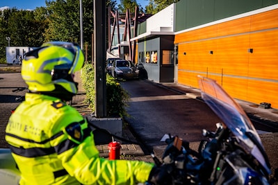 Via de McDrive in Arnhem recht in de armen van de politie: dure maaltijd