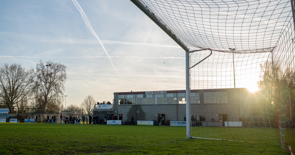 KNVB doet onderzoek naar gestaakte Amersfoortse derby waarbij toeschouwer arbiter opzocht
