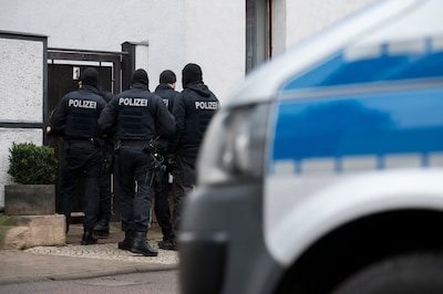 Neonazi van amper 16 jaar oud: Duitse politie valt binnen bij jeugdbendes die online leden ronselen