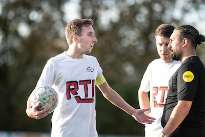 Jouke Knippenborg voetbalt vooral voor zijn lol: ‘Vierde divisie of vierde klasse, het maakt mij nie