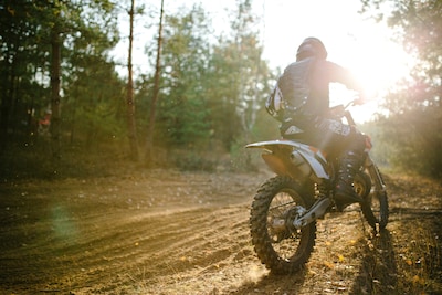 Boswachter betrapt motorcrossers in natuurgebied, tweetal vlucht maar krijgt alsnog boete