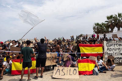 Talloze migranten demonstreren op het strand van Ceuta en dringen aan op asiel