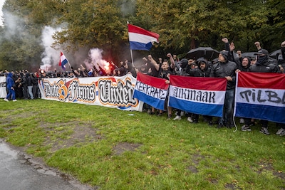 OM heeft aanwijzingen dat voetbalsupporters rellen op Malieveld in Haags café bekokstoofden