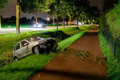 Auto belandt in greppel na eenzijdig ongeval bij Beuningen