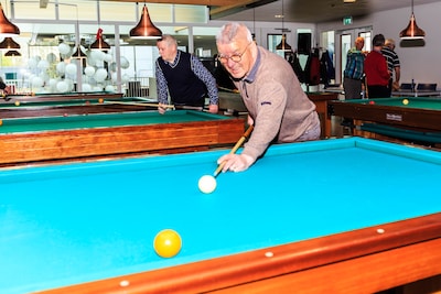 Biljarten in Berghem kost senioren ineens twee keer zoveel huur: ‘We worden kil de deur gewezen’