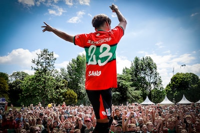 Bijzondere shirts, Kodai Sano zwaait de fans uit (?) en Thomas Ouwejan is liefhebber van Zwoele Zome