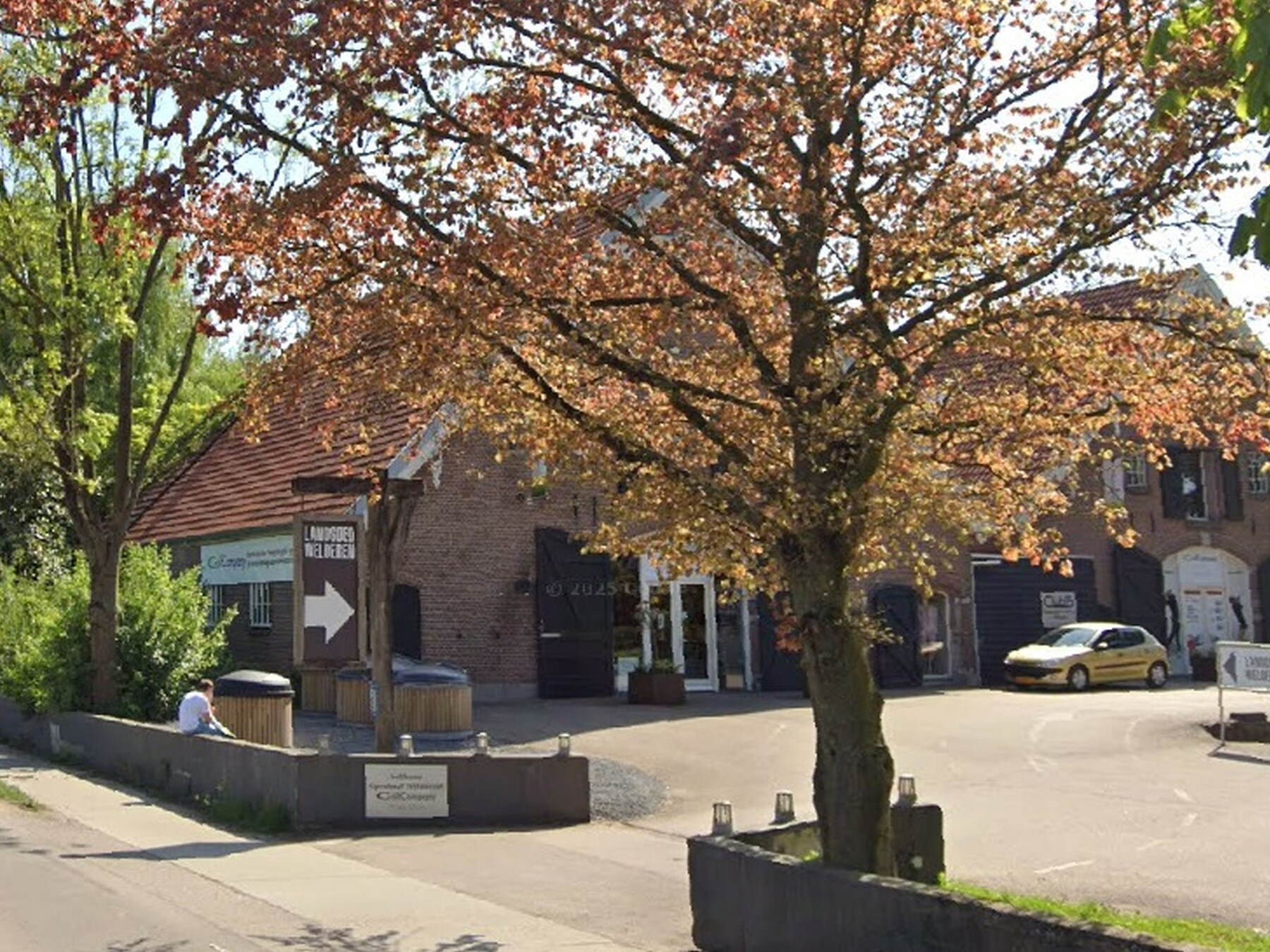 Overbetuwe mag exclusief kledingwinkeltje bij golfbaan Welderen niet verbieden, maar rechter laat deur voor verbod op een kiertje staan