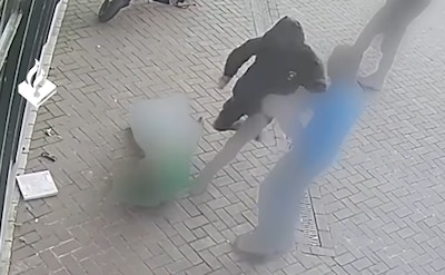 Politie deelt beelden van zware mishandeling in Amsterdam, slachtoffer ‘mogelijk belaagd om Feyenoordshirt’