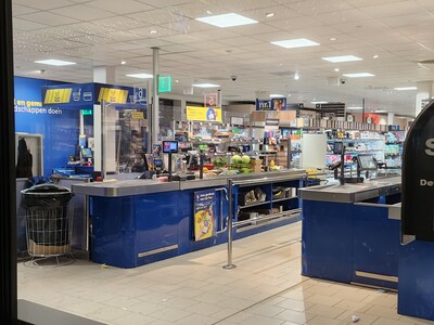 Nijmeegse supermarkt ontruimd nadat alarm afgaat, brandweer doet onderzoek