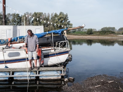Tankstation op het droge en een ‘historisch’ anker: laagwater zorgt voor bijzondere beelden bij de I