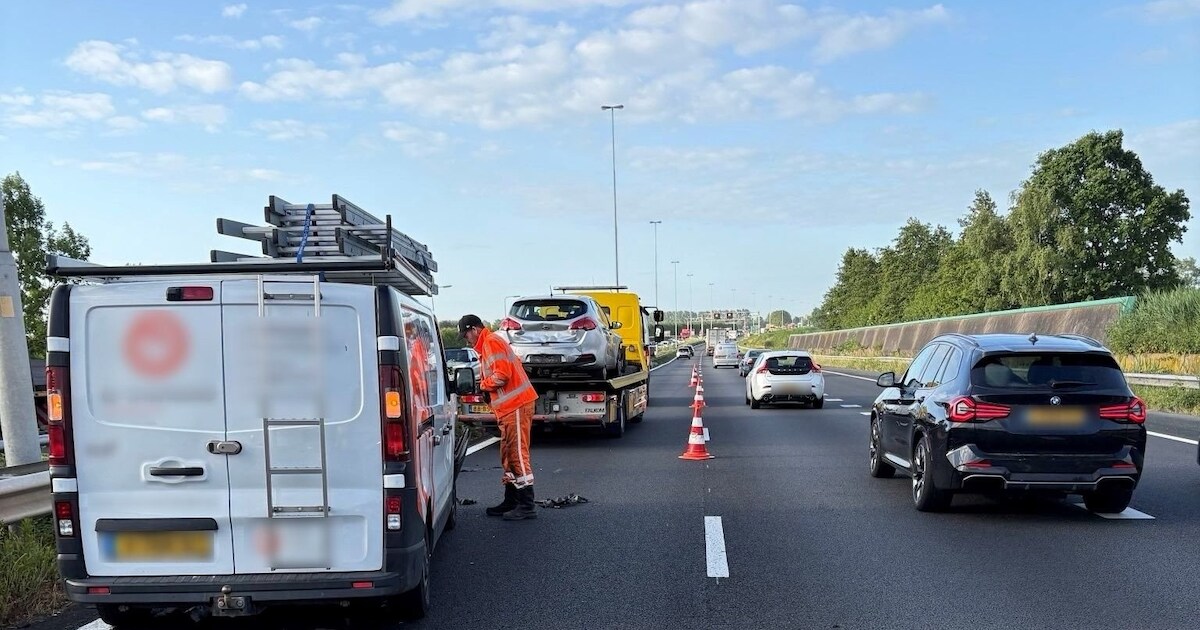 Auto en bestelbus botsen op A27 bij Nieuwendijk, flinke file richting Breda
