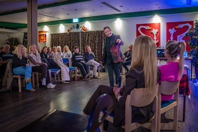 Medium Leroy (40) kan praten met de doden maar mag niet alles vertellen: doet hij dat toch, dan wordt de verbinding verbroken