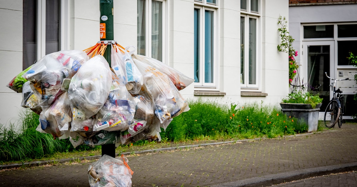 Nijmegen wil groene afvalzakken geleidelijk vervangen door verzamelcontainers