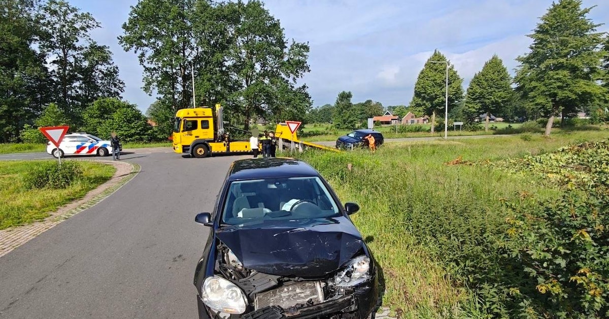 Flinke schade na frontale botsing op kruising in Lievelde